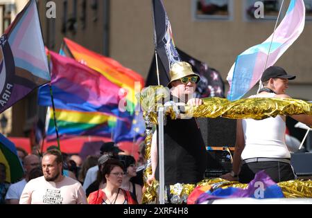 Bautzen, Deutschland. August 2024. Teilnehmer einer Parade zum Christopher Street Day (CSD) marschieren durch die Stadt. In Bautzen findet eine Christopher Street Day (CSD)-Parade statt, die Abschlussparty nach der Parade wurde von den Organisatoren aufgrund möglicher Drohungen von Rechtsextremisten abgesagt. Quelle: Sebastian Willnow/dpa/Alamy Live News Stockfoto