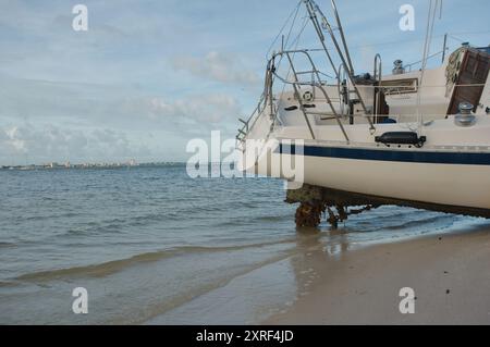 Strandsegelboote nach einem Sturm am Gulfport Beach Florida. Boote und Yachten wurden nach starkem Wind aus der Bucht von Boca Ciega eingespült. Am Frühen Morgen Sonne Stockfoto