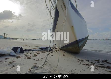 Strandsegelboote nach einem Sturm am Gulfport Beach Florida. Boote und Yachten wurden nach starkem Wind aus der Bucht von Boca Ciega eingespült. Am Frühen Morgen Sonne Stockfoto