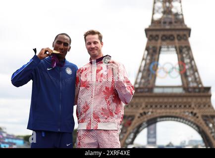 Paris, Frankreich. August 2024. Erik Kynard (L) aus den Vereinigten Staaten und Derek Drouin aus Kanada feiern mit ihren Gold- und Silbermedaillen während der Umverteilung der Olympischen Medaillen für den Hochsprung der Leichtathletiker der Olympischen Gams in London 2012 im Champions Park für die Olympischen Spiele 2024 in Paris, Frankreich. August 2024. Quelle: Luo Yuan/Xinhua/Alamy Live News Stockfoto