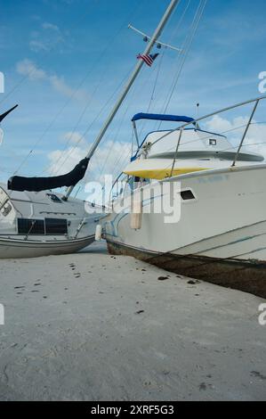 Strandsegelboote nach einem Sturm am Gulfport Beach Florida. Boote und Yachten wurden nach starkem Wind aus der Bucht von Boca Ciega eingespült. Am Frühen Morgen Sonne Stockfoto