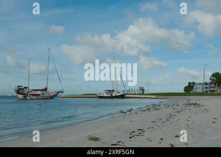 Strandsegelboote nach einem Sturm am Gulfport Beach Florida. Boote und Yachten wurden nach starkem Wind aus der Bucht von Boca Ciega eingespült. Am Frühen Morgen Sonne Stockfoto