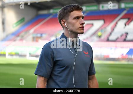 Wigan, England. August 2024. Greg Docherty von Charlton Athletic vor dem Spiel der Sky Bet EFL League One zwischen Wigan Athletic und Charlton Athletic im Brick Community Stadium. Kyle Andrews/Alamy Live News Stockfoto