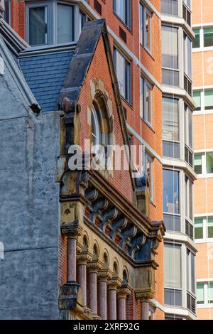 David S. Browne Store, 8 Thomas Street, in der Nähe des Broadway in TriBeCa, ist ein winziges Stein- und Backsteinjuwel über einer gusseisernen Ladenfront. Stockfoto