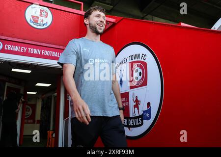 Crawley, Großbritannien. August 2024. Matthew Pennington von Blackpool kommt am 10. August 2024 vor dem Spiel Crawley Town gegen Blackpool in der Sky Bet League 1 im Broadfield Stadium, Crawley, Großbritannien (Foto: Gareth Evans/News Images) in Crawley, Großbritannien, am 10. August 2024 an. (Foto: Gareth Evans/News Images/SIPA USA) Credit: SIPA USA/Alamy Live News Stockfoto