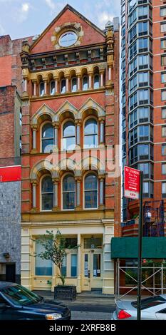 David S. Browne Store, 8 Thomas Street, in der Nähe des Broadway in TriBeCa, ist ein winziges Stein- und Backsteinjuwel über einer gusseisernen Ladenfront. Stockfoto