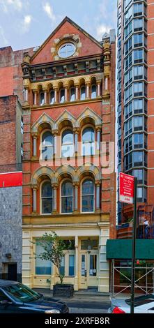 David S. Browne Store, 8 Thomas Street, in der Nähe des Broadway in TriBeCa, ist ein winziges Stein- und Backsteinjuwel über einer gusseisernen Ladenfront. Stockfoto