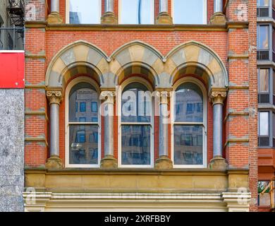 David S. Browne Store, 8 Thomas Street, in der Nähe des Broadway in TriBeCa, ist ein winziges Stein- und Backsteinjuwel über einer gusseisernen Ladenfront. Stockfoto