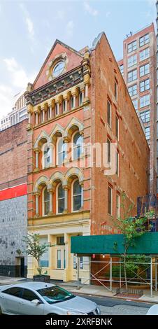 David S. Browne Store, 8 Thomas Street, in der Nähe des Broadway in TriBeCa, ist ein winziges Stein- und Backsteinjuwel über einer gusseisernen Ladenfront. Stockfoto