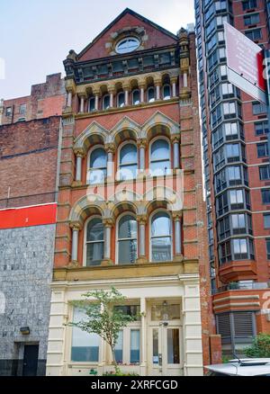 David S. Browne Store, 8 Thomas Street, in der Nähe des Broadway in TriBeCa, ist ein winziges Stein- und Backsteinjuwel über einer gusseisernen Ladenfront. Stockfoto