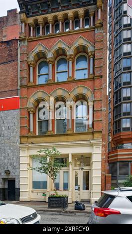 David S. Browne Store, 8 Thomas Street, in der Nähe des Broadway in TriBeCa, ist ein winziges Stein- und Backsteinjuwel über einer gusseisernen Ladenfront. Stockfoto