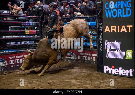 New York, Usa. August 2024. NEW YORK, NEW YORK – 09. AUGUST: Koltin Hevalow der Kansas City Outlaws reitet Martins Maniac in Spiel 4 während der PBR Camping World Team Series Homestand, Maverick Days im Barclays Center am 9. August 2024 im Brooklyn Borough of New York City. Quelle: Ron Adar/Alamy Live News Stockfoto