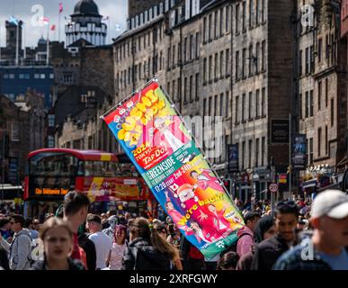 Royal Mile, Edinburgh, Schottland, Großbritannien, 10. August 2024. Edinburgh Festival Fringe: Die Menschenmassen an einem sehr sonnigen und sehr geschäftigen Samstag. Quelle: Sally Anderson/Alamy Live News Stockfoto