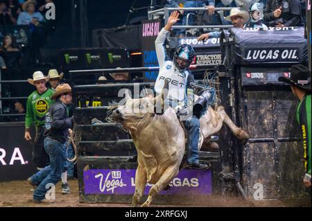 New York, Usa. August 2024. NEW YORK, NEW YORK – 09. AUGUST: Daylon Swearingen der Carolina Cowboys reitet Money Pit in Spiel 2 während der PBR Camping World Team Series Homestand, Maverick Days im Barclays Center am 9. August 2024 im Brooklyn Borough of New York City. Quelle: Ron Adar/Alamy Live News Stockfoto