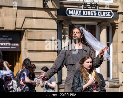 Royal Mile, Edinburgh, Schottland, Großbritannien, 10. August 2024. Edinburgh Festival Fringe: Die Straße ist an einem sehr sonnigen Samstag voll, während Fringe Show-Künstler Flyer verteilen. Quelle: Sally Anderson/Alamy Live News Stockfoto