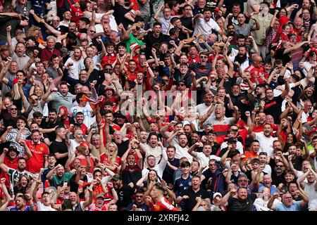 Die Fans von Manchester United feiern, nachdem Alejandro Garnacho beim FA Community Shield-Spiel im Wembley Stadium in London das Eröffnungstor erzielt hat. Bilddatum: Samstag, 10. August 2024. Stockfoto