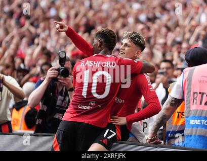 Alejandro Garnacho (rechts) von Manchester United feiert mit Teamkollege Marcus Rashford, nachdem er beim FA Community Shield Spiel im Wembley Stadium, London, das erste Tor des Spiels erzielt hat. Bilddatum: Samstag, 10. August 2024. Stockfoto