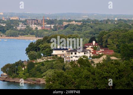 Die Küste des Lake Erie mit großen Anwesen im Viertel Edgewater westlich der Innenstadt von Cleveland, Ohio, USA Stockfoto