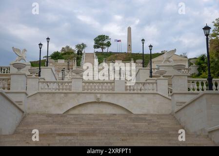 KERTSCH, KRIM, 19. MAI 2024: Die große mithridatische Treppe an einem bewölkten Morgen. Kerch. Krim Stockfoto