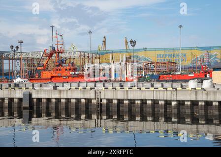 MURMANSK, RUSSLAND - 28. JULI 2024: Kleines Feuerwehrschiff "Sentry" im Hafen von Murmansk, Russland Stockfoto