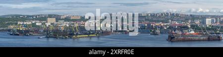 MURMANSK, RUSSLAND - 31. JULI 2024: Panorama der Stadt Murmansk aus der Kola-Bucht, Russland Stockfoto