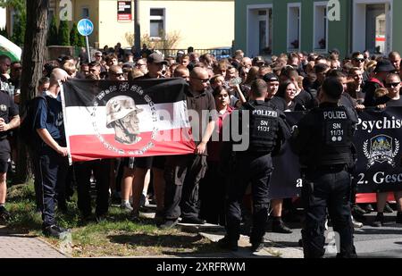 Bautzen, Deutschland. August 2024. Die Teilnehmer einer rechtsgerichteten Demonstration werden von Polizisten begleitet. In Bautzen findet eine Christopher Street Day (CSD)-Parade statt; die Abschlussparty nach der Parade wurde von den Organisatoren wegen möglicher Drohungen von Rechtsextremisten abgesagt. Quelle: Sebastian Willnow/dpa/Alamy Live News Stockfoto