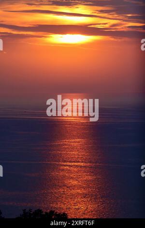 Draamatischer und himmlischer Himmel über dem Eriesee im Nordosten von Ohio Stockfoto