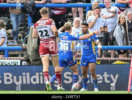 Leeds, Großbritannien. August 2024. Rhyse Martin von Leeds Rhinos feiert seinen Versuch, es 28-4 Leeds während des Spiels Leeds Rhinos gegen Wigan Warriors in der Betfred Super League am 10. August 2024 in Leeds, Großbritannien, zu schaffen (Foto: Cody Froggatt/News Images) 2024. (Foto: Cody Froggatt/News Images/SIPA USA) Credit: SIPA USA/Alamy Live News Stockfoto