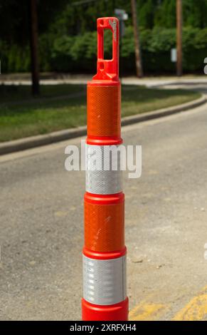 Nahaufnahme eines Kegels als Teil einer Fahrbahnsperrung bei einem Straßenbauprojekt Stockfoto