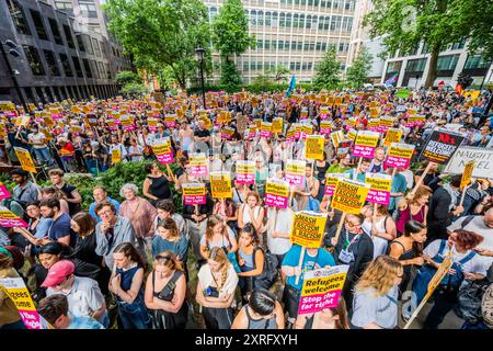 London, Großbritannien. August 2024. Außerhalb der Büros von Reform UK als Reaktion auf Nigel Farages erste Kommentare, die anscheinend die rechtsextreme Gewalt nicht zu verurteilen schienen - Ein Stopp des Rassismus, ein Ende des Hasses und ein Ende der rechtsextremen Demonstration - Eine Reaktion auf die erwarteten anhaltenden rechtsextremen Proteste. Organisiert von HOFFNUNG, nicht Hass und Rassismus. Guy Bell/Alamy Live News Stockfoto