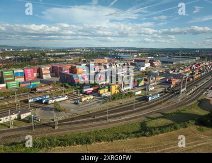 Aus der Vogelperspektive auf einen belebten Eisenbahncontainer-Terminal neben Stuttgart Stockfoto