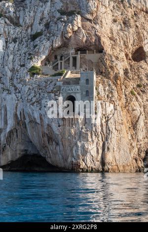 Hafentor von Porto Flavia in der Mitte der Klippe über dem Wasser, eine Zink-A-Minengalerie in Masua, auf Sardinien in Italien. Touristische Stätte in Italien Stockfoto