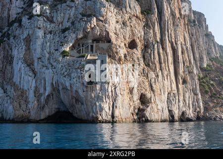 Fassade von Porto Flavia in der Mitte der Klippe über dem Wasser, eine Zinkminengalerie, die von Ingenieur Cesare Vecelli in Masua auf der Insel Sardinien entworfen wurde Stockfoto