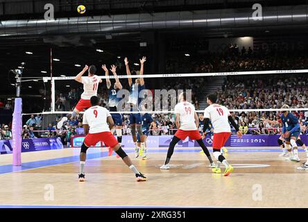 Aleksander Sliwka aus Polen und Antoine Brizard, Barthelemy Chinenyeze aus Frankreich, Volleyball, Männer&#39;s Goldmedaillenspiel zwischen Frankreich und Polen während der Olympischen Spiele Paris 2024 am 10. August 2024 in der Pariser Süd-Paris-Arena in Paris, Frankreich Stockfoto