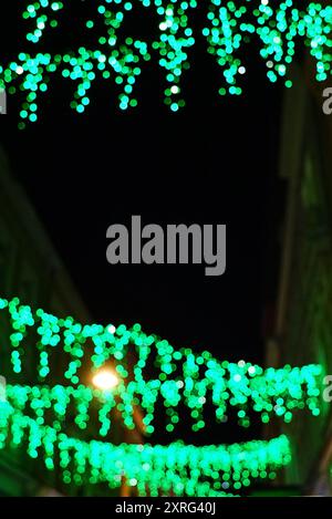 Weihnachtslichter, unscharf vor einem Nachthimmel fotografiert - die festliche Atmosphäre auf der Straße Ferhadija in Sarajevo, Bosnien und Herzegowina Stockfoto