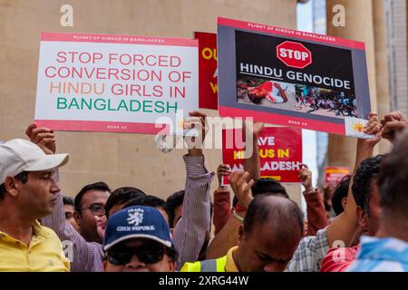 Portland Place, London, Großbritannien. August 2024. Britische Hindus und Verbündete versammeln sich gegenüber der BBC in London, um gegen die mangelnde Berichterstattung über die Angriffe und die Verfolgung der hinduistischen Gemeinschaft in Bangladesch zu protestieren. Quelle: Amanda Rose/Alamy Live News Stockfoto