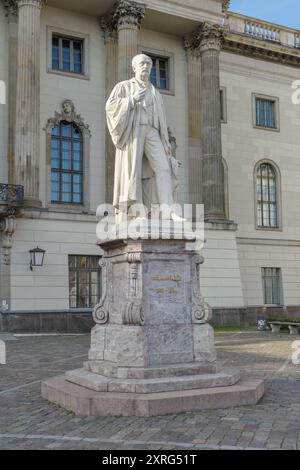 Denkmal für Herrmann von Helmholtz vor der Humboldt-Universität in Berlin Stockfoto