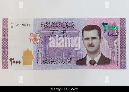 Syrien zwei Tausend-Pfund-Banknote zeigt Präsident Baschar al-Assad und die Umayyaden-Moschee zur Beobachtung. Stockfoto