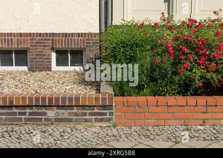 Zwei Vorgärten mit und ohne Pflanzen im Sommer Stockfoto