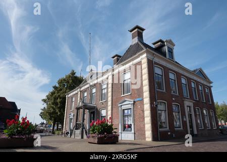 Ehemaliges Rathaus und Wiegehaus, heute Museum und Touristeninformation in der Altstadt von Lemmer, Friesland, Niederlande Stockfoto