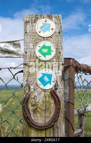 Glückshufeisen auf einem Holzpfosten mit einem Wayfarers Walk Schild Pfeil, Watership Down in der Nähe von Kingsclere, Hampshire, England, Großbritannien Stockfoto