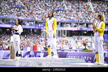 Paris, Frankreich. August 2024. Die britische Katarina Johnson-Thompson, die belgische Athletin Nafissatou Thiam und die belgische Athletin Noor Vidts wurden am Samstag, den 10. August 2024, in Paris auf der Podiumseremonie des Damenheptathlons bei den Leichtathletikwettbewerben bei den Olympischen Spielen 2024 gezeigt. Die Spiele der XXXIII. Olympiade finden vom 26. Juli bis 11. August in Paris statt. Die belgische Delegation zählt 165 Athleten, die in 21 Sportarten antreten. BELGA FOTO JASPER JACOBS Credit: Belga News Agency/Alamy Live News Stockfoto