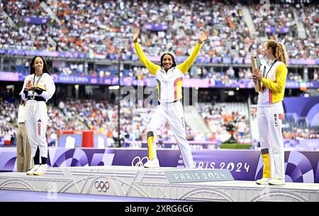 Paris, Frankreich. August 2024. Die britische Katarina Johnson-Thompson, die belgische Athletin Nafissatou Thiam und die belgische Athletin Noor Vidts wurden am Samstag, den 10. August 2024, in Paris auf der Podiumseremonie des Damenheptathlons bei den Leichtathletikwettbewerben bei den Olympischen Spielen 2024 gezeigt. Die Spiele der XXXIII. Olympiade finden vom 26. Juli bis 11. August in Paris statt. Die belgische Delegation zählt 165 Athleten, die in 21 Sportarten antreten. BELGA FOTO JASPER JACOBS Credit: Belga News Agency/Alamy Live News Stockfoto