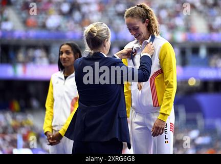 Paris, Frankreich. August 2024. Der belgische Athlet Nafissatou Thiam, Gewinner der Goldmedaille und der belgische Athlet Noor Vidts Gewinner der Bronzemedaille, abgebildet auf der Podiumseremonie des Damenheptathlons bei den Leichtathletikwettbewerben bei den Olympischen Spielen 2024 in Paris, Frankreich, am Samstag, den 10. August 2024. Die Spiele der XXXIII. Olympiade finden vom 26. Juli bis 11. August in Paris statt. Die belgische Delegation zählt 165 Athleten, die in 21 Sportarten antreten. BELGA FOTO JASPER JACOBS Credit: Belga News Agency/Alamy Live News Stockfoto