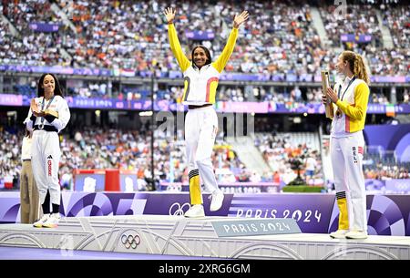 Paris, Frankreich. August 2024. Die britische Katarina Johnson-Thompson, die belgische Athletin Nafissatou Thiam und die belgische Athletin Noor Vidts wurden am Samstag, den 10. August 2024, in Paris auf der Podiumseremonie des Damenheptathlons bei den Leichtathletikwettbewerben bei den Olympischen Spielen 2024 gezeigt. Die Spiele der XXXIII. Olympiade finden vom 26. Juli bis 11. August in Paris statt. Die belgische Delegation zählt 165 Athleten, die in 21 Sportarten antreten. BELGA FOTO JASPER JACOBS Credit: Belga News Agency/Alamy Live News Stockfoto