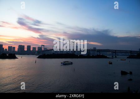 Ein Panoramablick auf die Regenbogenbrücke und die umliegende Bucht von Tokio an der Uferpromenade von Odaiba für japaner, die reisen, besuchen Sie Erholung Relax Looking VI Stockfoto