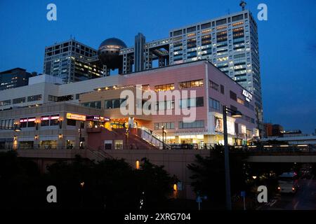 Blick auf die Landschaft der Stadt Odaiba und das moderne Gebäude Aqua City Einkaufszentrum und Hachitama Spherical Observation Room für japaner Trav Stockfoto