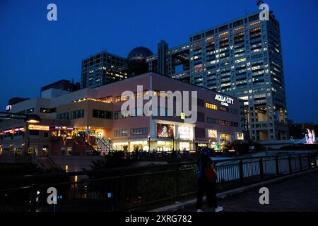 Blick auf die Landschaft der Stadt Odaiba und das moderne Gebäude Aqua City Einkaufszentrum und Hachitama Spherical Observation Room für japaner Trav Stockfoto