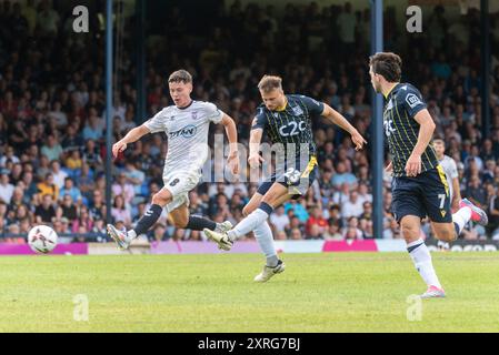 Roots Hall, Southend on Sea, Essex, Großbritannien. August 2024. Southend Utd spielte ihr erstes Spiel unter der Leitung von COSU FC Ltd in der Vanarama National League gegen Visitors York City. Der Verein stand kurz vor der Liquidation, nachdem er finanzielle Schwierigkeiten hatte, bevor eine langwierige Übernahme im Juli 2024 abgeschlossen wurde. Das Spiel endete mit einem Unentschieden von 1-1. Southend Nummer 23 James Mortons Schuss gerettet Stockfoto