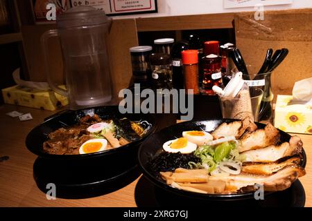 Traditionelles japanisches Streetfood Ramen Miso Suppe in Schüssel im lokalen Restaurant in Tokio Ramen Kokugikan Mai für Reisende die Leute essen trinken im Aqua CI Stockfoto